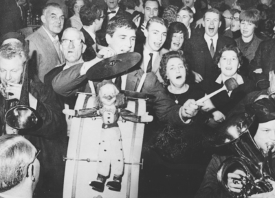 876465 Afbeelding van judoka Anton Geesink die de grote trom speelt in een feestorkest bij zijn huldiging als ...